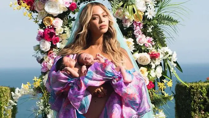 Beyonce menggendong kedua bayi kembarnya/copyright Instagram.com/Beyonce