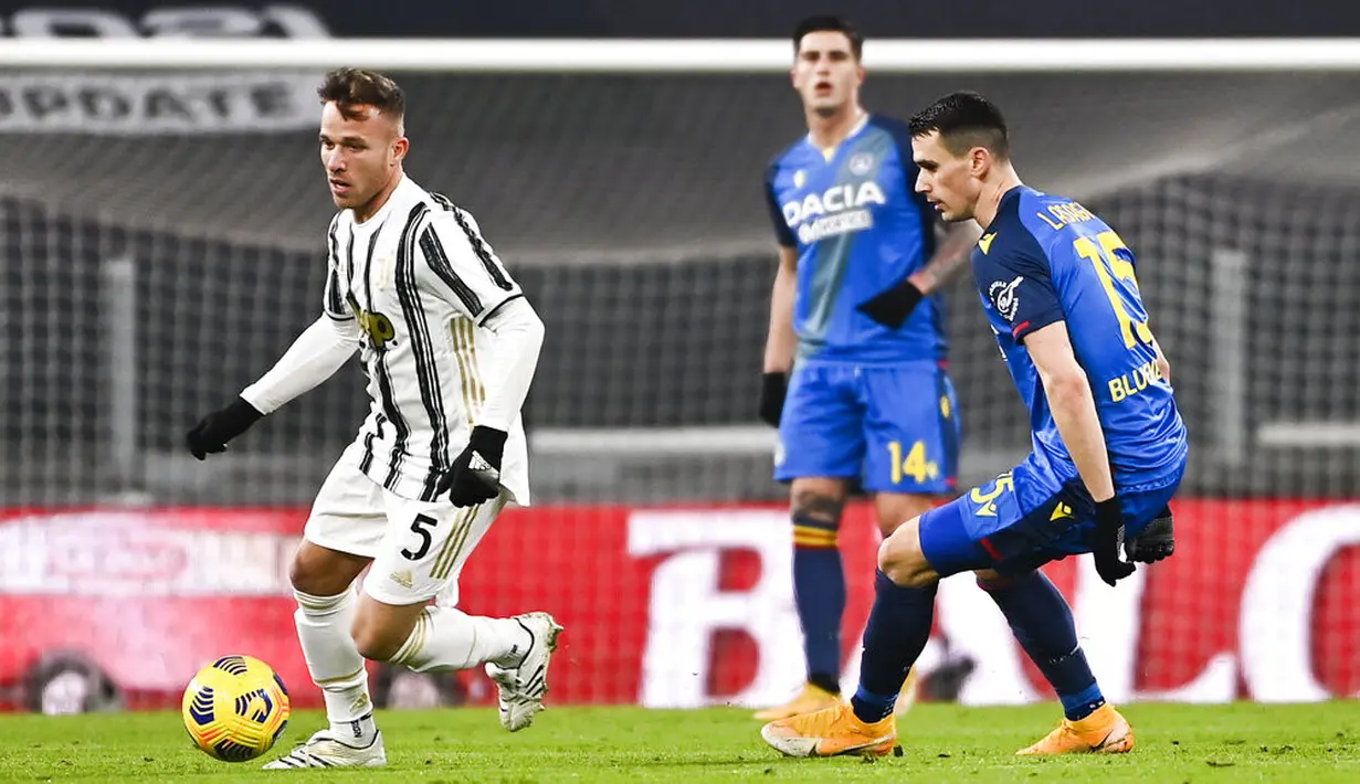 Pemain Juventus Arthur Melo (kiri) berebut bola dengan pemain Udinese Kevin Lasagna pada pertandingan Liga Italia di Allianz Stadium, Turin, Italia, Minggu (3/1/2021). Juventus menang 4-1 dengan sumbangan dua gol dari Cristiano Ronaldo. (Marco Alpozzi/LaPresse via AP)