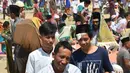 Umat muslim usai melaksanakan salat Jumat di sebuah ladang di dekat tempat penampungan sementara setelah gempa di Pemenang, Lombok (10/8). Jumlah Korban tewas akibat gempa dahsyat 6,9 SR di pulau Lombok melonjak di atas 300 orang. (AFP Photo/Adek Berry)