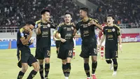 Para pemain Persija Jakarta merayakan gol yang dicetak oleh Oliver Bias ke gawang Persis Solo dalam lanjutan BRI Liga 1 2023/2024, Sabtu (30/9/2023) di Stadion Manahan, Solo, Jawa Tengah. (Dok. Persija Jakarta)