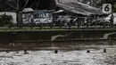 Anak-anak berenang di Sungai Ciliwung saat banjir melanda Jalan Bina Warga Rt 005/Rw 07 Kelurahan Rawa Jati, Jakarta, Senin (8/2/2021). Banjir setinggi 60-190 cm tersebut disebabkan oleh luapan air Sungai Ciliwung dan curah hujan Jakarta yang tinggi. (Liputan6.com/Johan Tallo)