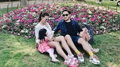 Liburan bersama si kembar Zayn dan Zunai, Syahnaz banyak membagikan momen keseruannya saat menikmati bersama buah hatinya. Memang dalam beberapa waktu belakangan, pasangan ini banyak jalan-jalan ke berbagai tempat untuk liburan, seperti ke Singapura hingga Labuan Bajo. (Liputan6.com/IG/@syahnazs)