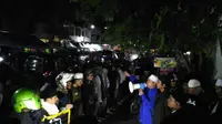 Massa FPI gagal hadang kedatangan Bupati Purwakarta ke Cirebon (Liputan6.com / Panji Prayitno)