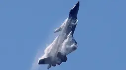 Jet tempur siluman  J-20 milik Angkatan Udara Tentara Pembebasan Rakyat China (PLAAF) tampil pada China Airshow 2018 di Guangdong, Selasa (6/11). Pameran yang dilakukan dua tahun sekali ini berlangsung 6 hingga 11 November mendatang. (AP/Kin Cheung)