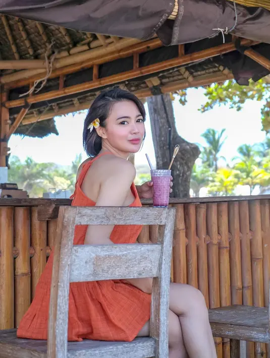 Wika Salim saat menikmati minuman yang dipesannya. Duduk dengan kaki menyilang penampilan Wika memberi kesan cantik dan anggun. (Instagram/wikasalim)