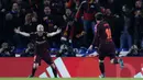 Gelandang Barcelona, Andres Iniesta, merayakan gol yang dicetak Lionel Messi ke gawang Chelsea pada laga Liga Champions di Stadion Stamford Bridge, London, Selasa (20/2/2018). Chelsea sementara unggul 1-0 atas Barcelona. (AFP/Ian Kington)