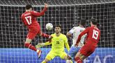 Gelandang Swiss, Ruben Vargas (kiri) mencetak gol melewati kiper Israel Omri Glazer dan Miguel Vitor di matchday kedua Grup I Kualifikasi Piala Eropa 2024 di Stade de Geneve, di Jenewa, Swiss, Rabu, 29 Maret 2023. (Salvatore Di Nolfi/Keystone via AP)