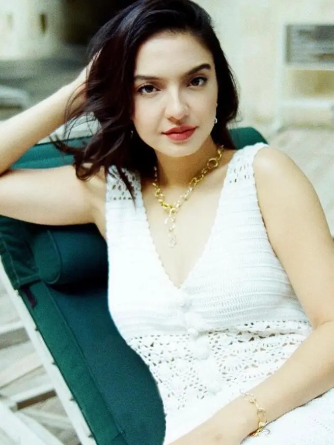 8 Potret Gaya Awet Muda Raline Shah di Usia 37 Tahun dengan Outfit Kasual hingga Glamor Stylish