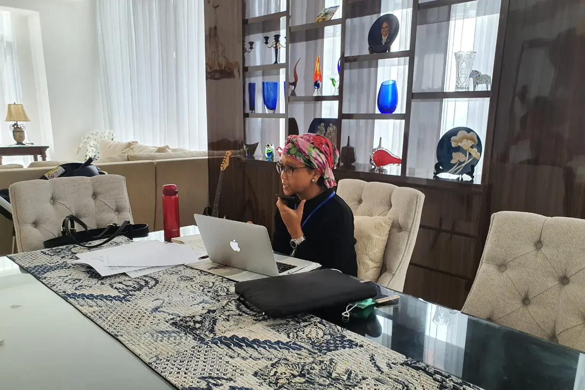 Menlu RI Retno Marsudi melakukan kegiatan bekerja dari rumah di tengah pandemi Virus Corona.