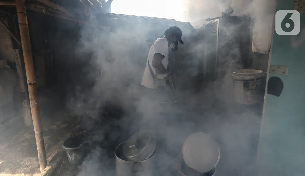 Petugas melakukan fogging untuk membasmi nyamuk DBD di kawasan Rumah Penduduk Simprug, Kebayoran Lama, Jakarta Selatan, Senin (28/12/2019). Selain angka kematian yang tinggi disebabkan oleh virus Covid 19, DBD juga mengancam kehidupan manusia khususnya di Indonesia. (Liputan6.com/Johan Tallo)