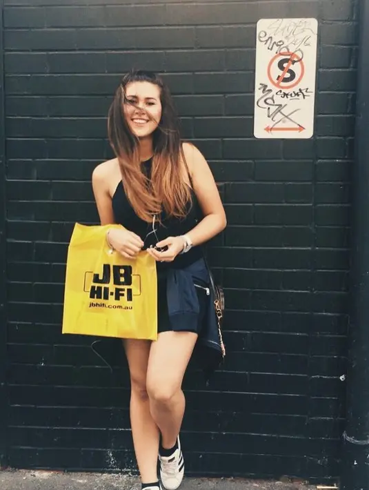 Melihat dari foto-foto di akun Instagramnya, Sabrina memiliki paras yang cantik dan bertubuh seksi. Terlebih dengan gaya busananya, di mana Sabrina sangat berani memperlihatkan kemolekan tubuhnya. (Instagram/sabrinaeben)