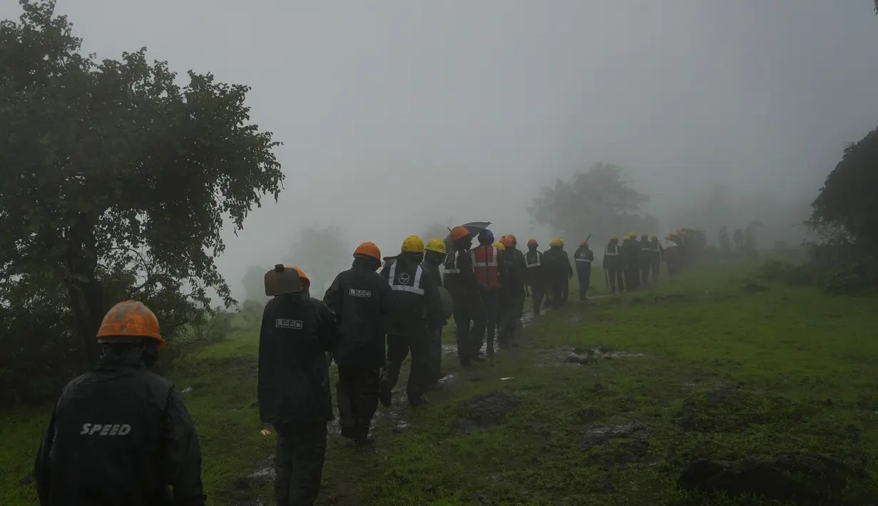 Sebuah tim yang terdiri dari 60 penyelamat dan trekker terlatih telah dikerahkan untuk membantu menyelamatkan orang-orang yang terjebak oleh tanah longsor, yang terjadi Rabu malam, kata wakil menteri negara bagian Devendra Fadnavis di Twitter. (AP Photo/Rafiq Maqbool)