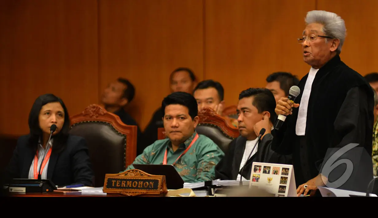 Adnan Buyung Nasution saat mengikuti jalannya persidangan sengketa pilpres yang keenam, Jakarta, Kamis (14/8/2014) (Liputan6.com/Andrian M Tunay)
