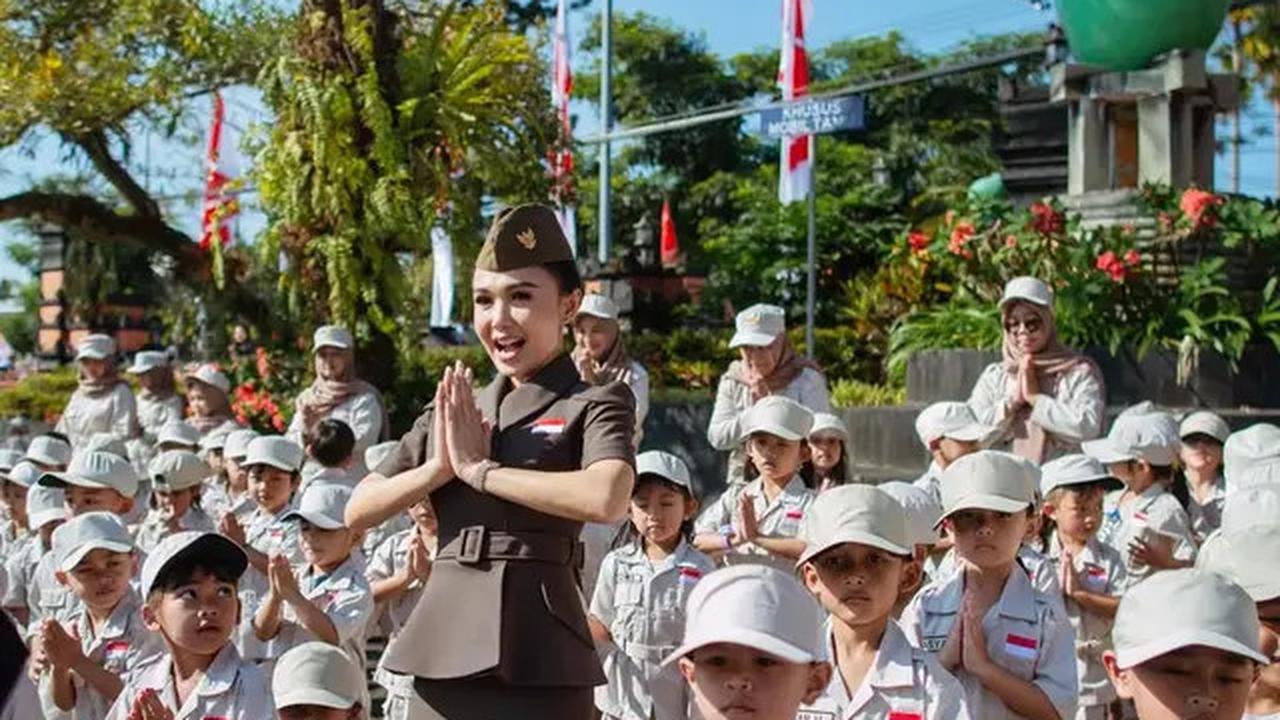 7 Potret Yuni Shara Jadi Pembina Upacara HUT ke-80 RI di PAUD Miliknya, Tampil Anggun Curi Perhatian