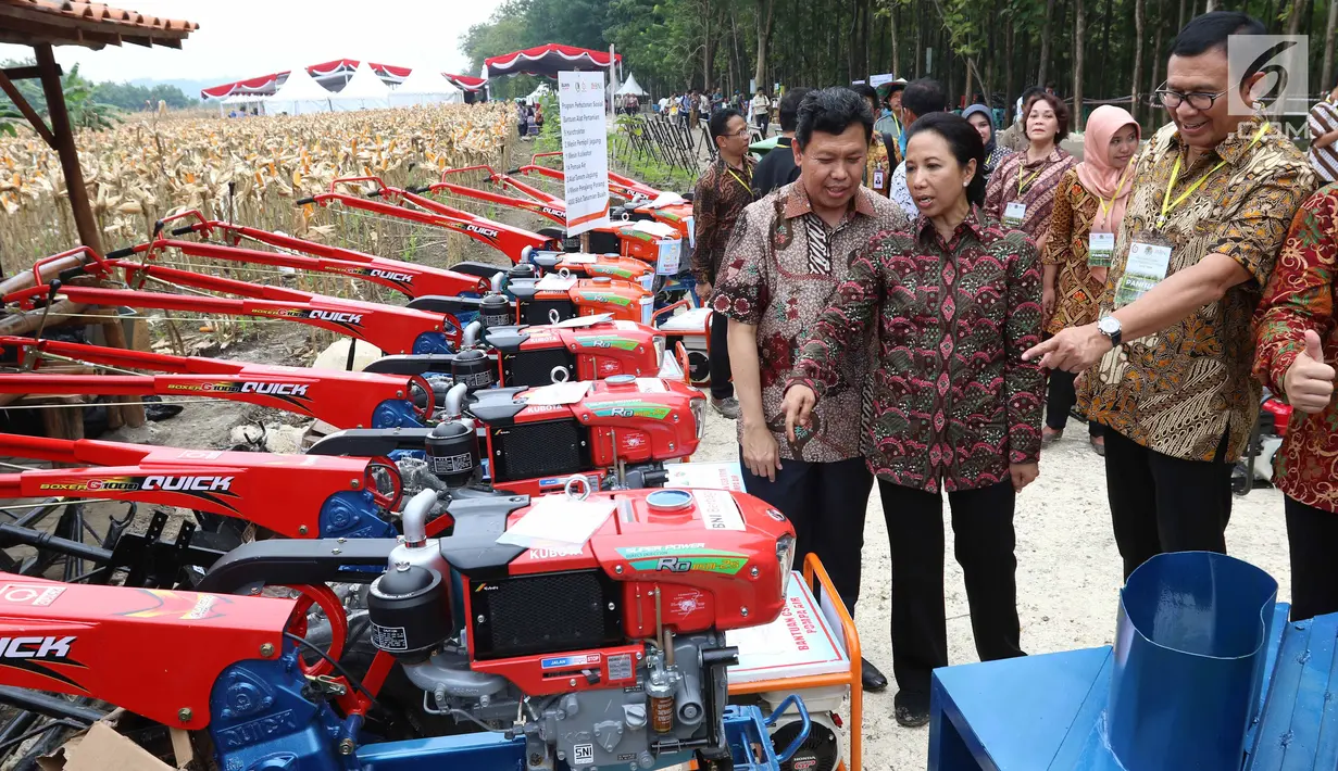Menteri BUMN Rini Soemarno (tengah) dan Dirut BNI Achmad Baiquni (kanan) meninjau perlengkapan pendukung produksi pertanian di Tuban, Jawa Timur, Jumat (9/3). Perlengkapan itu akan dipakai pada lahan Perhutanan Sosial. (Liputan6.com/Angga Yuniar)