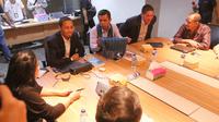 Suasana rapat Exco PSSI yang dipimpin Plt.Ketua Umum PSSI, Hinca Panjaitan (tengah) di Kantor PSSI, Jakarta, Rabu (18/5/2016). (Bola.com/Nicklas Hanoatubun)