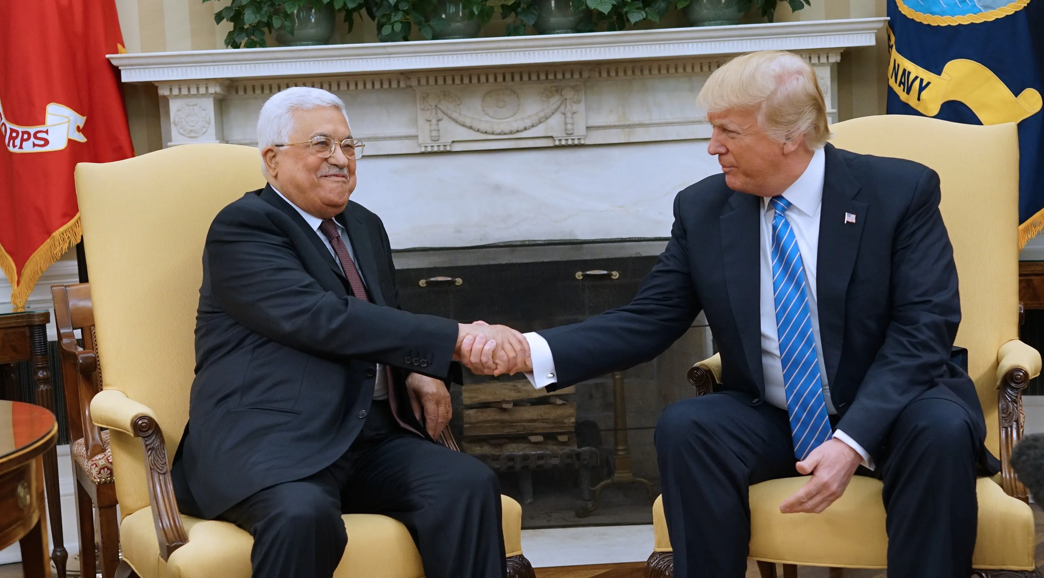 Presiden AS, Donald Trump berjabat tangan dengan Presiden Palestina, Mahmoud Abbas saat melakukan pertemuan di Gedung Putih, Washington, AS (3/5). (AFP Photo/Mandel Ngan)