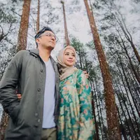 Soal resepsi ke-2nya ini, sepertinya Bella dan Emran memang menutupinya. Meskipun begitu, warga net tetap menyambut dengan antusias tinggi. Tak sedikit doa dan harapan mereka panjatkan untuk pasangan baru ini. (Instagram/laudyacynthiabella)