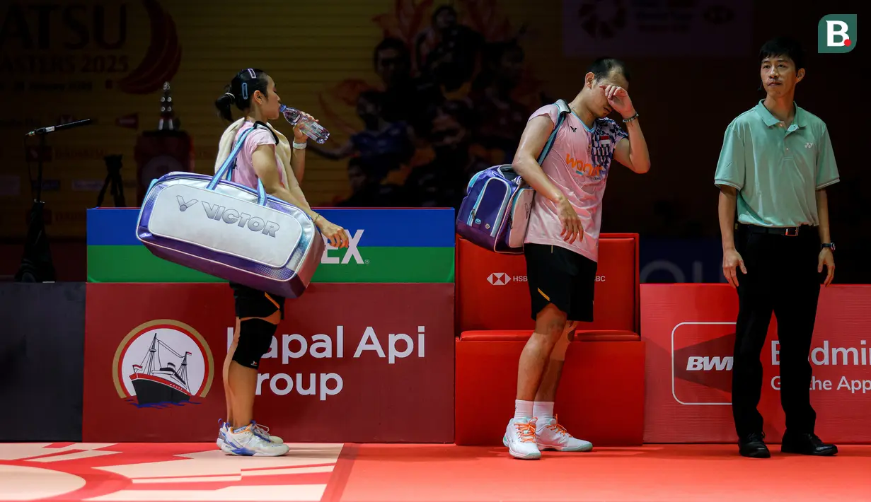 Pebulu tangkis ganda campuran Indonesia, Rinov Rivaldy/Lisa Ayu Kusumawati bersiap meninggalkan court setelah kalah dari pasangan Jepang, Hiroki Midorikawa/Natsu Saito dalam laga semifinal Indonesia Masters 2025 di Istora Senayan, Jakarta, Sabtu (25/01/2025). (Bola.com/Bagaskara Lazuardi)