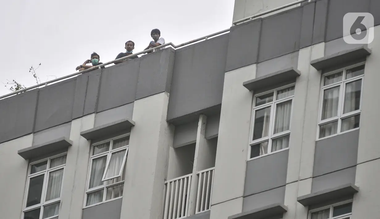 Pasien positif Covid-19 saat sedang berjemur di balkon Tower 5 RSD Wisma Atlet, Kemayoran, Jakarta, Senin (23/11/2020). Total kasus konfirmasi COVID-19 di Indonesia hari ini mencapai angka 502.110 usai penambahan harian sebanyak 4.442. (merdeka.com/Iqbal S Nugroho)
