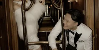 Penampilan Mahalini begitu memukau. Kali ini ia kenakan dress halter dengan aksen bulu untuk foto prewedding yang sempurna. Gaun ini dari Yoss Bridal Couture. [Foto: Instagram/ Mahalini]