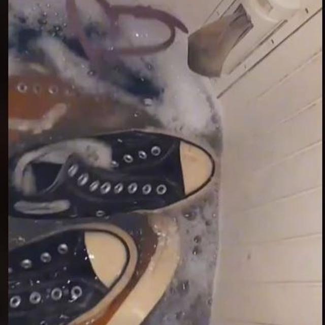 Aksi Wanita Bersihkan Sandal dan Sepatu dengan Mesin Cuci Tuai Perdebatan Warganet