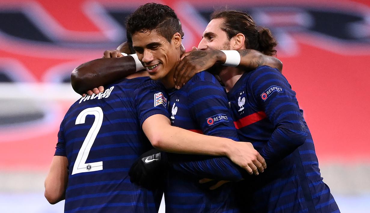 Bek Prancis, Benjamin Pavard, merayakan gol yang dicetaknya ke gawang Swedia pada laga lanjutan Grup 3 UEFA Nations League di Stade de France, Rabu (18/11/2020) dini hari WIB. Prancis menang 4-2 atas Swedia. (AFP/Franck Fife)