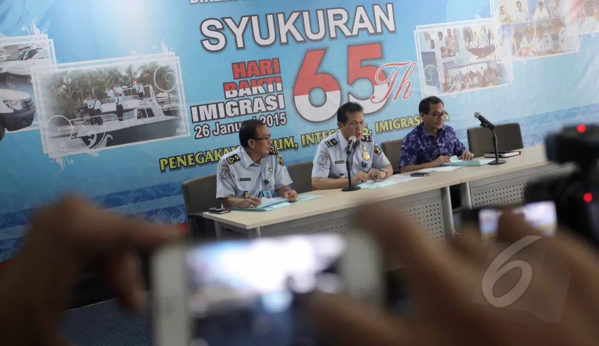 Direktur Penyidikan dan Penindakan Ditjen Imigrasi Mirza Iskandar (tengah) didampingi Kabag Humas Direktorat Jenderal Imigrasi Heriyanto (kanan) memberi keterangan pers di kantor Kemenkumham, Jakarta, Jumat (8/5/2015). (Liputan6.com/Helmi Afandi)
