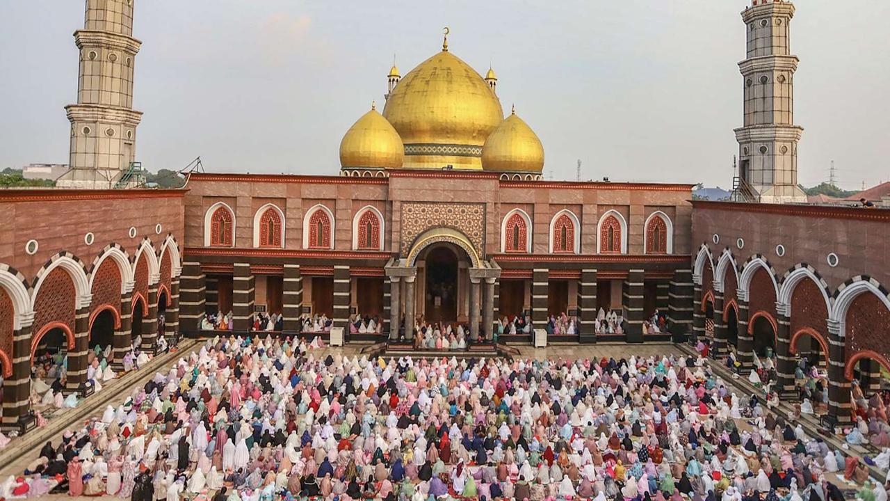 FOTO: Kekhyusukan Ribuan Jemaah Laksanakan Salat Iduladha di Masjid Kubah Emas Depok