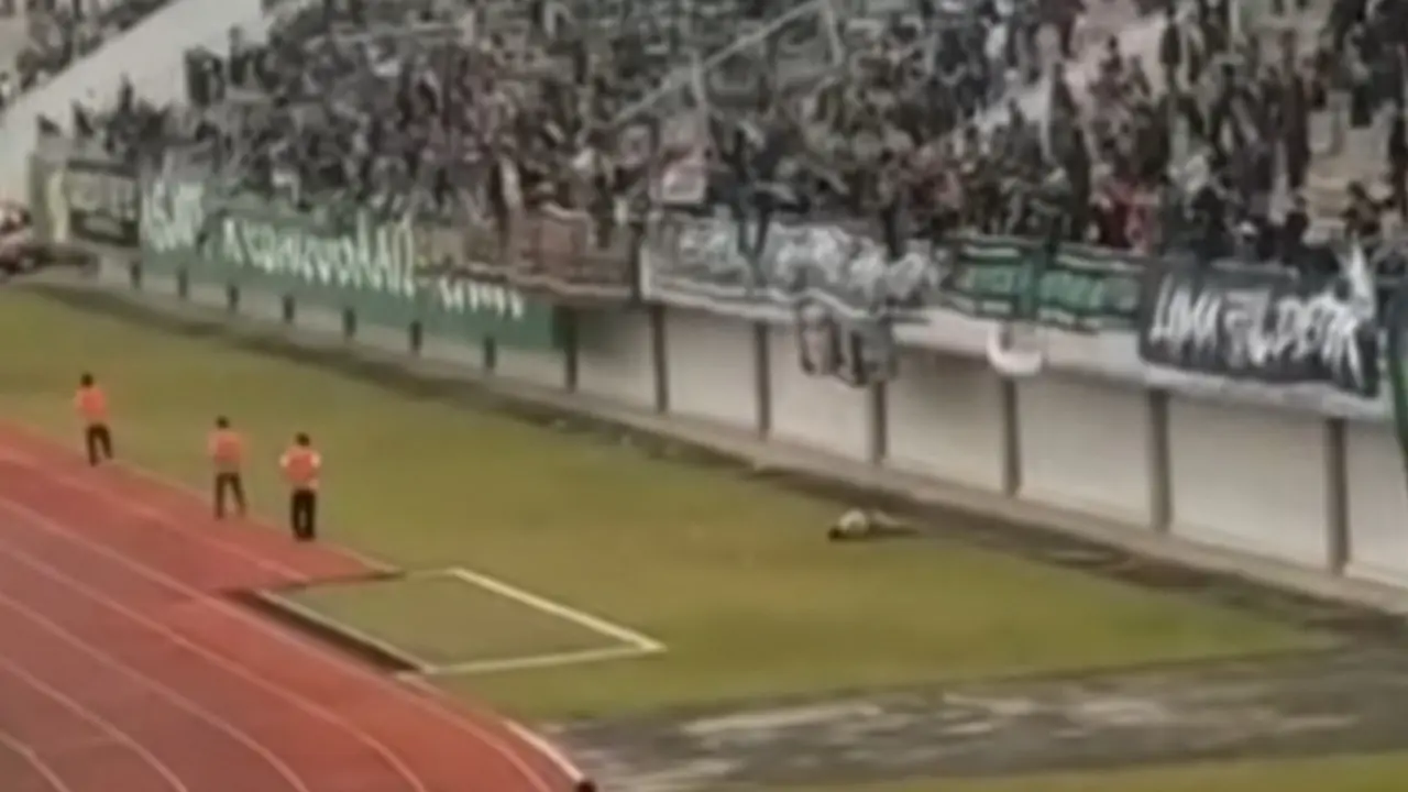 Tangkapan layar seorang suporter terjatuh saat pertandingan Persita kontra Persebaya, pada Rabu (18/1/2023).