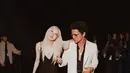 Kebersamaan mereka mencuri perhatian publik, menampilkan sisi hangat dan kompak dari dua musisi internasional yang begitu bersinar di panggung dunia. [@roses_are_rosie].