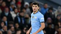 Bek muda Uzbekistan, Abdukodir Khusanov, resmi dikontrak Manchester City hingga musim panas 2029. City menebus sang pemain dari Lens dengan mahar Rp 679,5 miliar. (AFP/Oli Scarff)