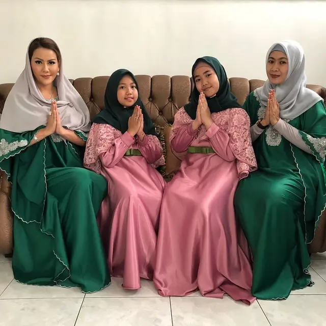 Gugat Cerai, Ini 6 Potret Kebersamaan Nita Thalia dan Istri Pertama Suami