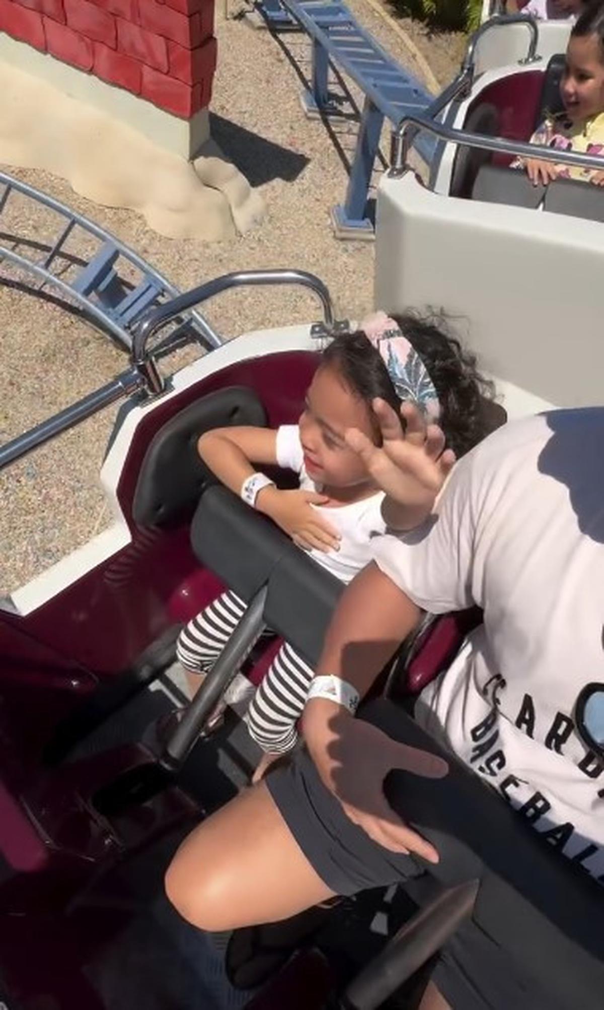 7 Potret Cara Rose Anak Rianti Cartwright Naik Roller Coaster Pertama Kali, Berani Sambil Angkat Tangan