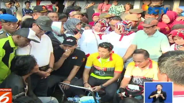 Kunjungan Wakil Gubernur DKI, Sandiaga Uno, ke Pasar Perumnas Klender, Jakarta Timur, diwarnai aksi protes pedagang kaki lima yang tak ingin direlokasi.