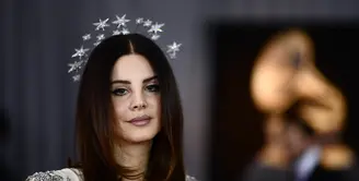 Bisa dibilang, Lana Del Rey telah berhasil lolos dari maut yang sudah lama mengincarnya. (JEWEL SAMAD / AFP)