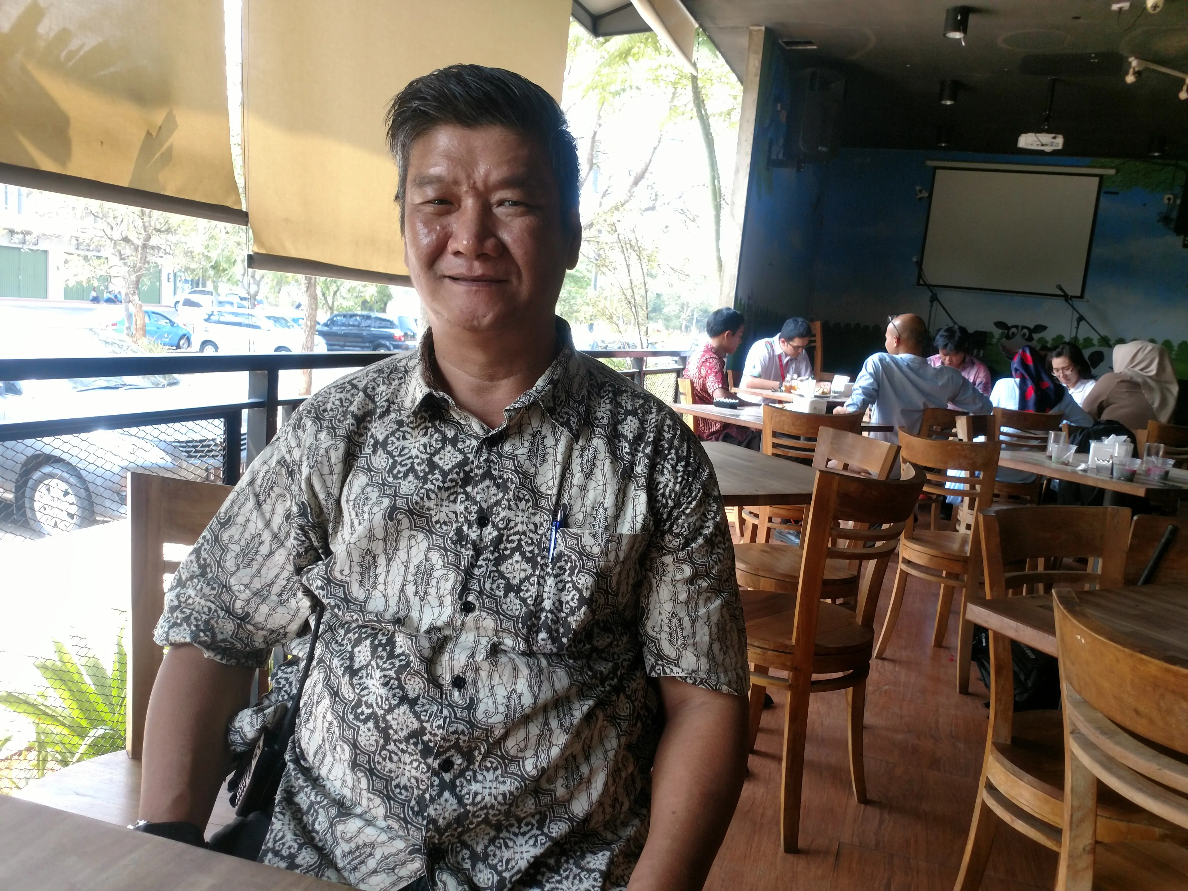 Mantan pejudo berprestasi Hengky Pie menajdi satpam perumahan. (Liputan6.com/Fernando Purba)
