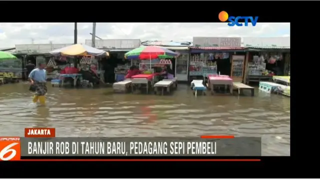 Banjir rob mengakibatkan omzet pedagang makanan dan warung kelontong di Muara Angke menurun drastis.