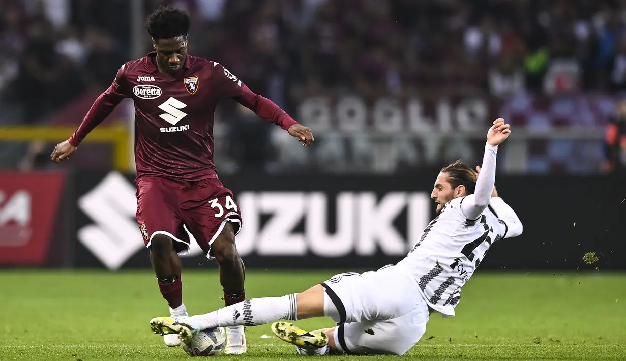 <p>Gelandang Juventus, Adrien Rabiot berusaha merebut bola dari pemain Torino, Ola Aina pada pertandingan lanjutan Liga Serie A Italia di di Stadio Olimpico Grande Torino di Turin, Italia, Sabtu (15/10/2022). Kemenangan ini mengangkat Juventus ke posisi tujuh sementara dengan 16 poin dari 10 laga. (Marco Alpozzi/LaPresse via AP)</p>