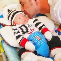 "Papa Raffi sayang rafathar ❤️💚💜💙💛" tulis Raffi Ahmad di akun instagramnya. (via instagram/@rafinagita1717)