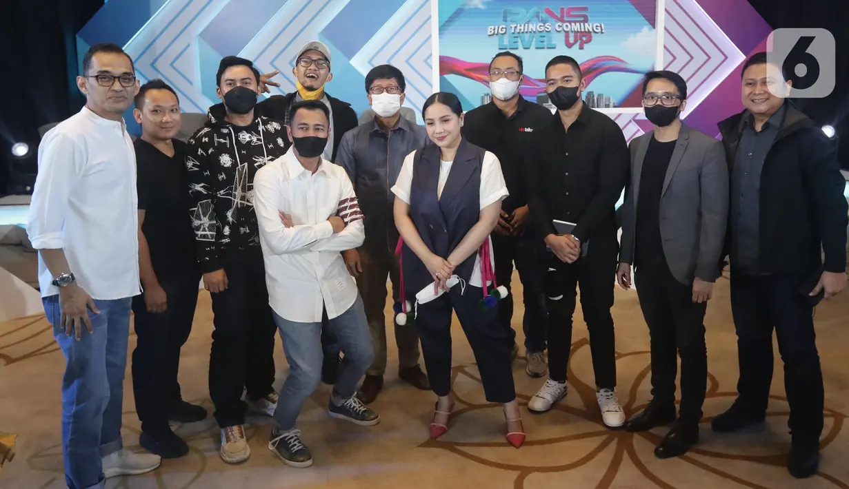 Founder RANS Entertainment Raffi Ahmad bersama CEO RANS Entertainment Nagita Slavina, Co-Founder Kaesang Pangarep dan Co-Founder & Chairman of VCGamers Wafa Taftazani berfoto bersama usai peluncuran RansVerse di Jakarta, Jumat (1/4/2022). (Liputan6.com/Helmi Fithriansyah)