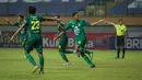 Pemain Persebaya Surabaya, Johan Yoga Utama (kanan) merayakan gol kedua timnya ke gawang PSIS Semarang dalam laga pekan ke-6 BRI Liga 1 2021/2022 di Stadion Wibawa Mukti, Cikarang, Minggu (03/10/2021). (Bola.com/Bagaskara Lazuardi)
