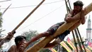 Warga berusaha memanjat saat mengikuti lomba panjat pinang dalam rangka merayakan HUT RI ke-70 di Bantaran Kalimalang, Jakarta, Senin(17/8/2015). Warga antusias mengikuti lomba panjat pinang tersebut. (Liputan6.com/Yoppy Renato)