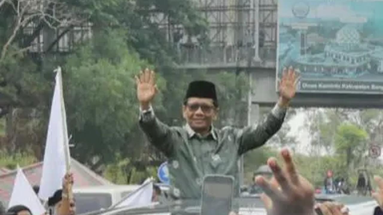 Pulang Kampung ke Madura, Mahfud MD Disambut Meriah Warga di Suramadu