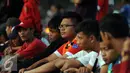Ratusan suporter Persija menyaksikan langsung sesi latihan Bambang Pamungkas dkk di Markas Yon Zikon 14, Jakarta, Senin (24/8/2015). Persija kembali berlatih untuk menghadapi turnamen Piala Presiden 2015. (Liputan6.com/Helmi Fithriansyah)