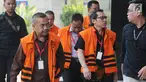 Sejumlah tersangka dari berbagai kasus berjalan saat tiba untuk menjalani pemeriksaan lanjutan oleh penyidik di gedung KPK, Jakarta, Rabu (17/7). Mereka terjerat kasus korupsi. (Merdeka.com/Dwi Narwoko)