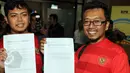 Dua orang perwakilan dari  Komunitas Suporter Antikorupsi (KORUPSSI) mendatangi kantor KPK, Senin (8/6/2015). Kedatangan mereka untuk melaporkan dugaan korupsi oleh PSSI. (Liputan6.com/Helmi Afandi)