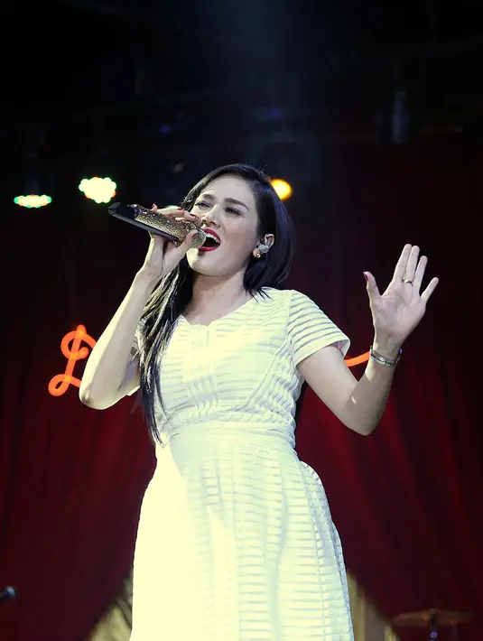 "Aku malah enggak aktif di Instagram. Aku ada admin buat akun aku. Agak malas juga sih main Instagram, soalnya scary banget," aku Mulan Jameela. (Nurwahyunan/Bintang.com)