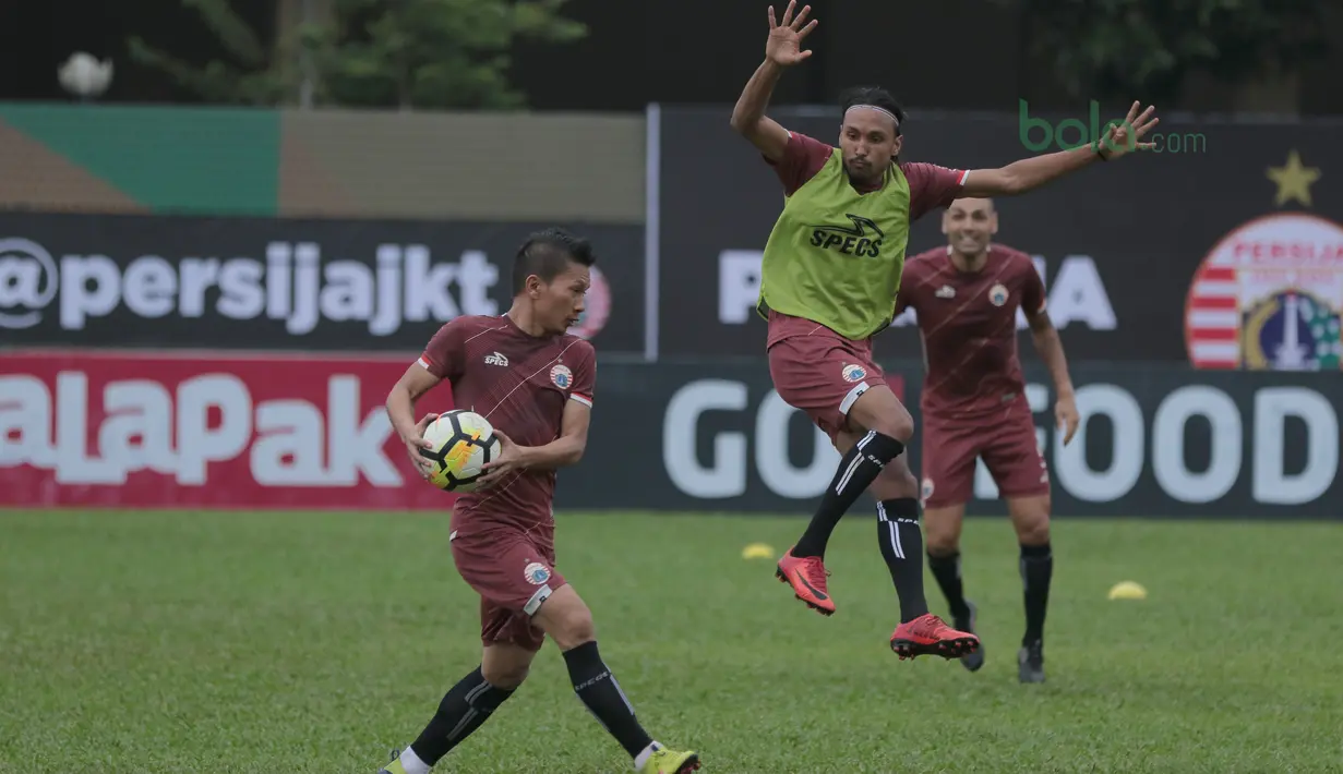 Ismed Sofyan (kiri) mengecoh rekannya Rohit Chand pada sesi latihan tim jelang laga Gojek Liga 1 bersama Bukalapak di Stadion PTIK, Jakarta, Senin (25/6/2018). Persija akan melawan Persebaya pada 26 Juni 2018. (Bola.com/Nick Hanoatubun)