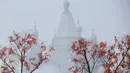 Bangunan besar menjulang tinggi yang terbuat dari es di kota utara Harbin, provinsi Heilongjiang , Cina, (5/1). Wahana ini dibuat menjelang festival Interrnasional es dan salju yang diadakan ditempat ini. (REUTERS/Aly Song)